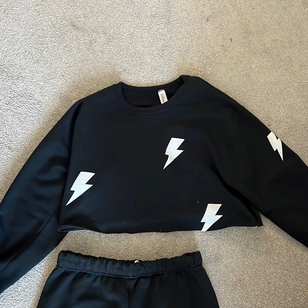 BLACK CROPPED HOODIE